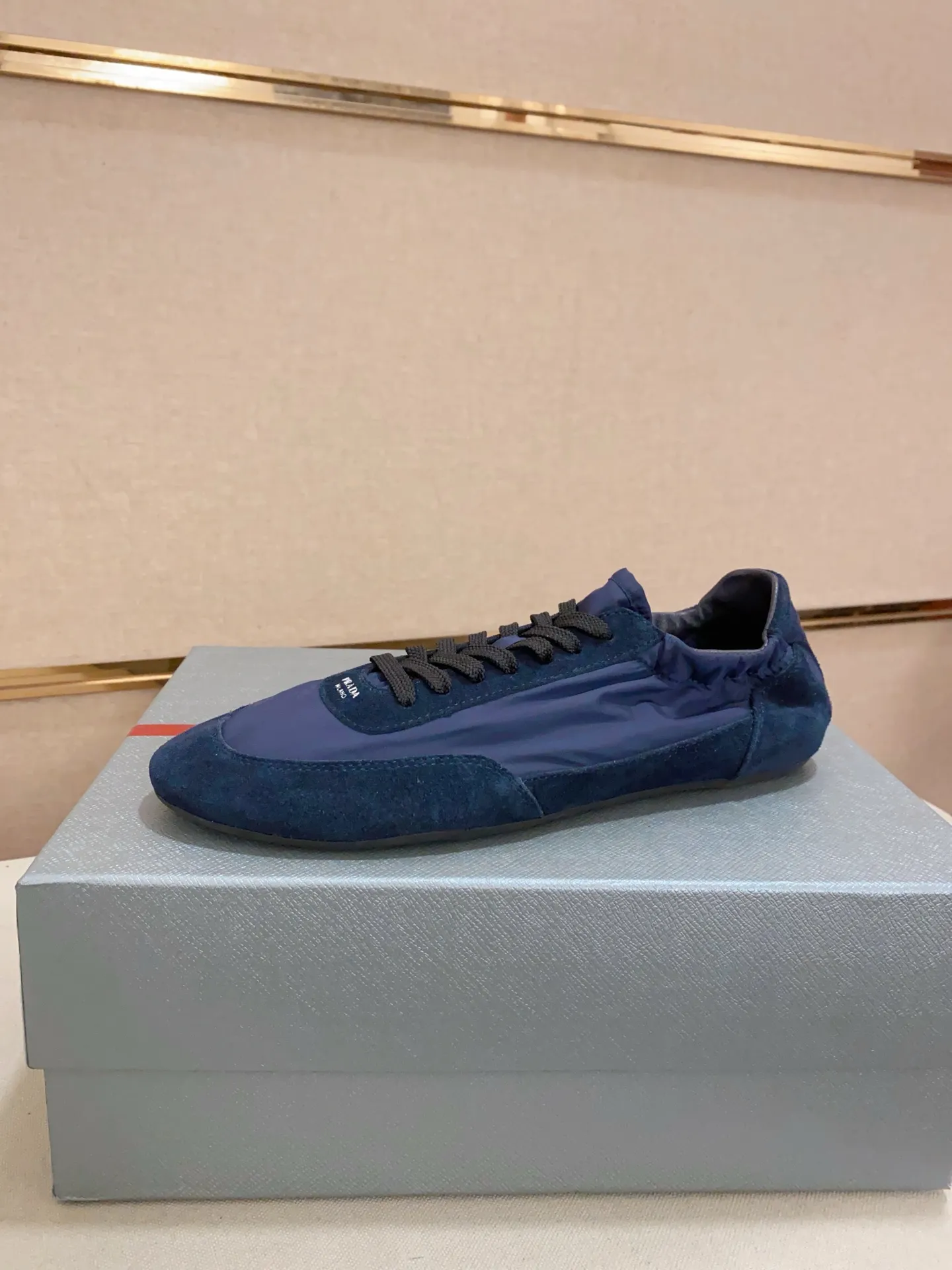 Men's shoes 💰 500💰 ✔️✔️✔️High version High-quality new PRADA counters are launched simultaneously. The new men's shoes and 😘fabrics are selected from first-layer cow suede and waterproof fabrics, and are made by pure handicrafts. Lining: Full sheepskin lining. 👍🏿 High-end ☄️ air-cushion molded anti-slip rubber outsole, exquisite lines, simple and elegant, comfortable and high-end for leisure travel. Number of yards: 38 to 44. Can be customized45
